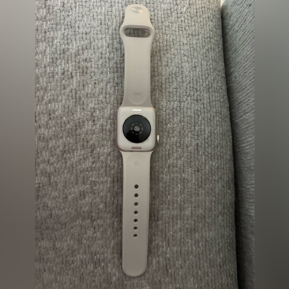 Apple Watch SE 3 [GPS 40mm] Smartwatch with Starlight Aluminum Case & Band - Picture 4 of 7